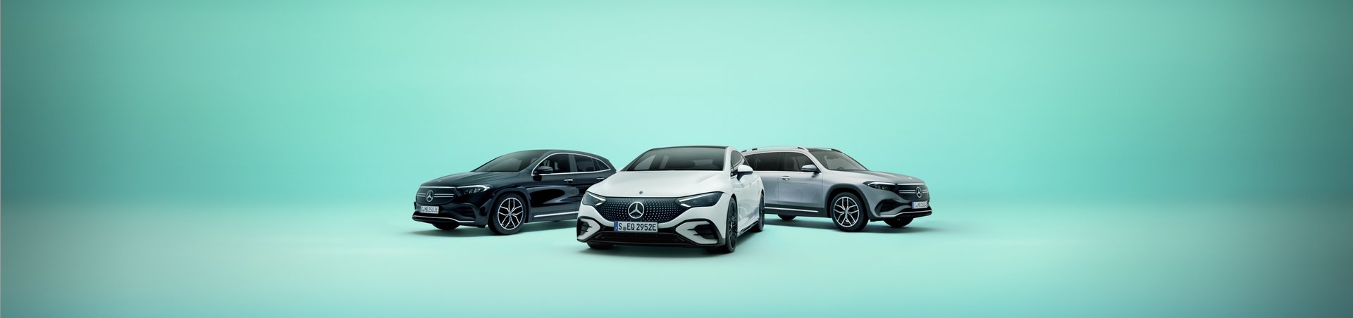 Das Bild zeigt drei Mercedes-Benz vor einem hellgrünen Hintergrund.